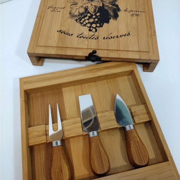 CHATEAU BORDEAUX CHEESE HOLDER W/PULL OUT DRAWER 3 UTENSILS - Picture 3 of 7